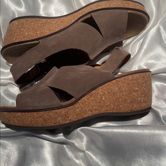 Clarks Women's Tan Suede Sandals 11M - Picture 5 of 6